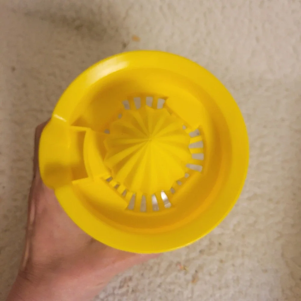 Unbranded Citrus Juicer Kitchen OS Yellow Excellent Retro Glass Manual Reamer